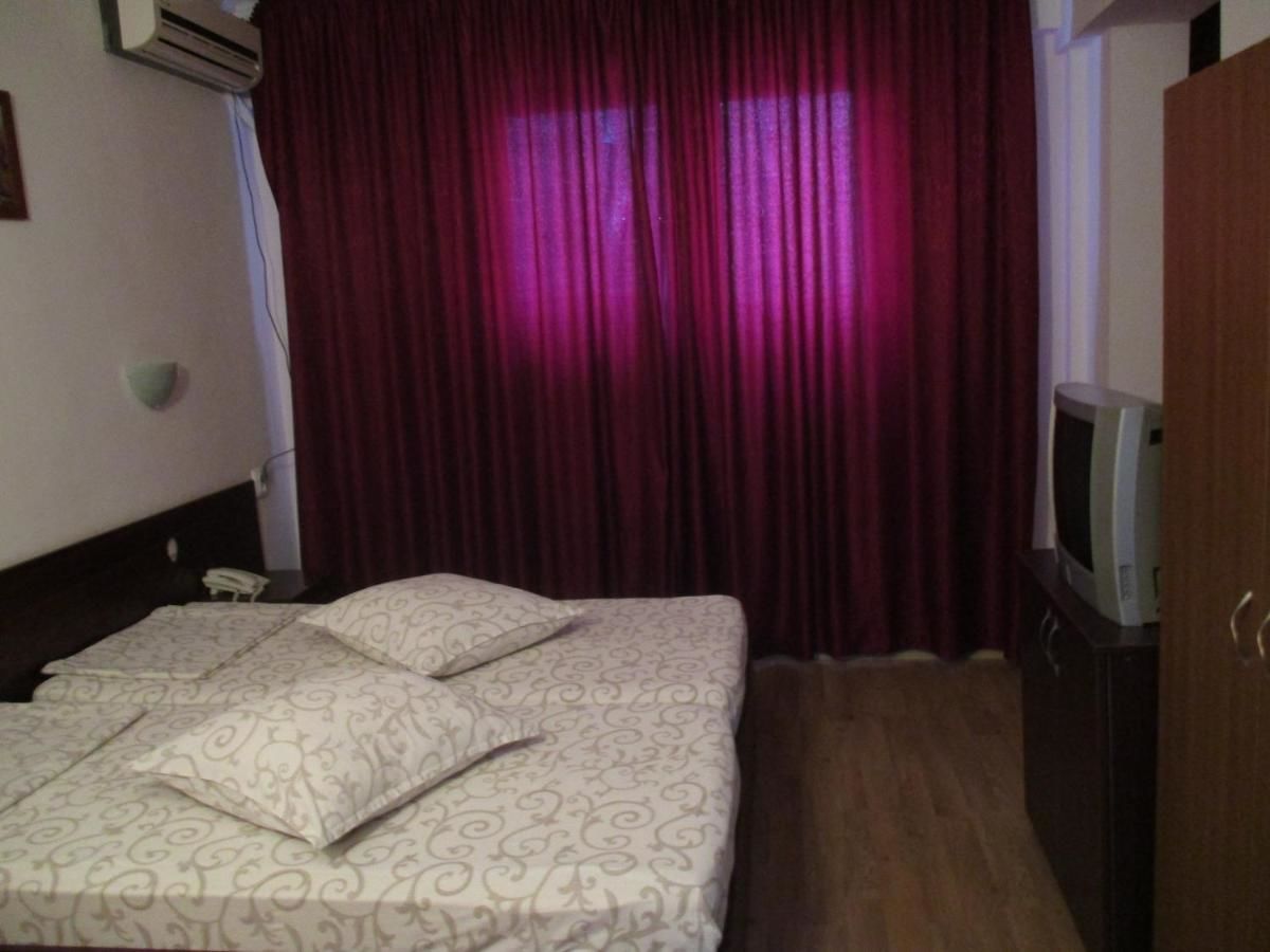 Отель Hotel Uranus Бухарест-11