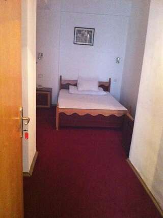 Отель Hotel Uranus Бухарест Трехместный номер-1
