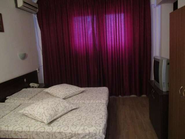 Отель Hotel Uranus Бухарест-10